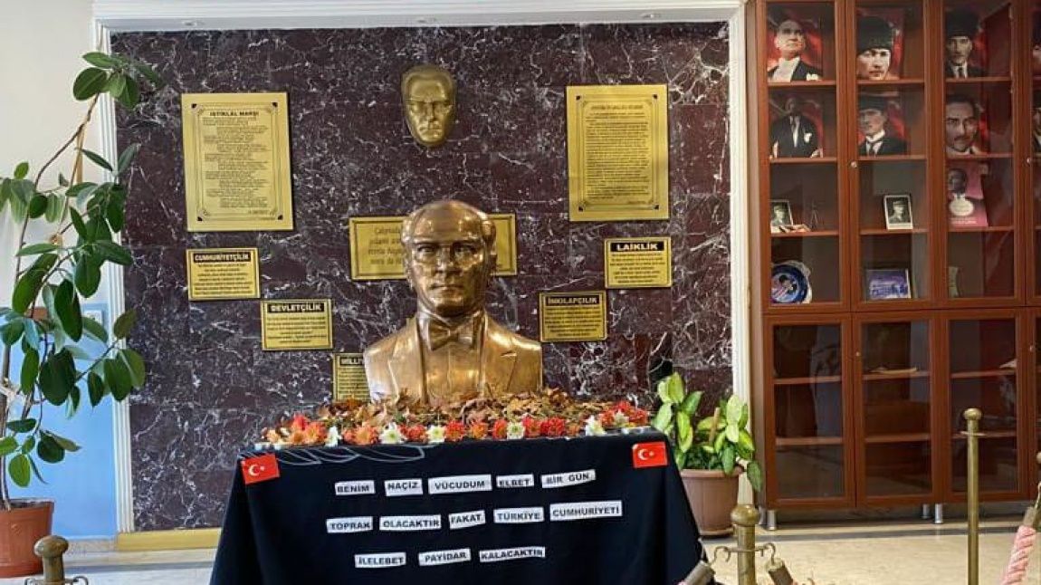 Türkiye Cumhuriyeti Devleti'nin kurucusu Gazi Mustafa Kemal Atatürk'ün ebediyete irtihalinin 83.yıl dönümünde okulumuz Tarık Buğra Anadolu Lisesi öğretmen ve öğrencileri tarafından hazırlanan anma töreni gerçeklestirildi.